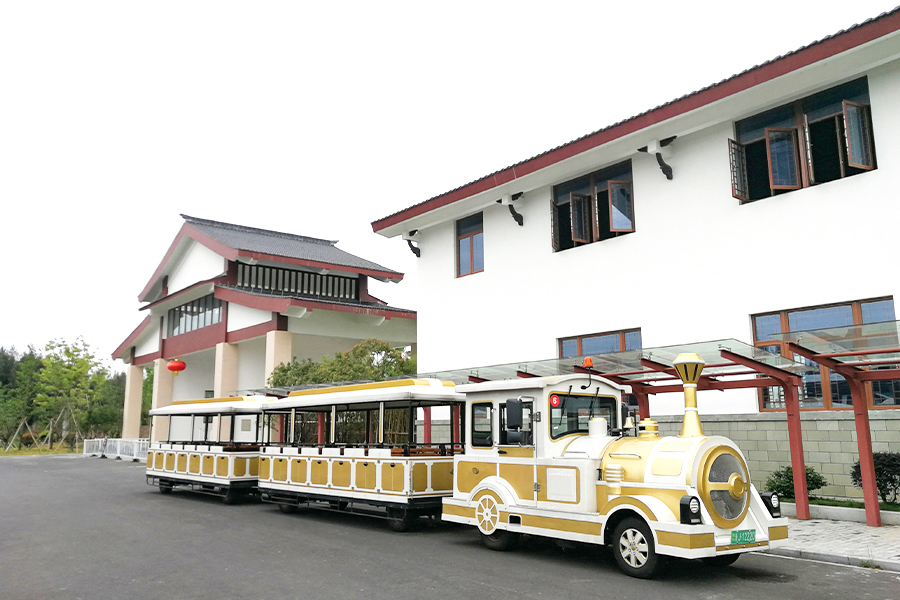 Gerabak separuh tertutup 28 kereta api persiaran tanpa landasan besar yang elegan