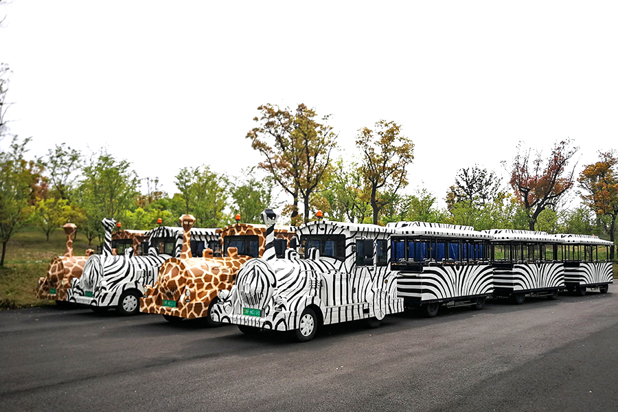 Gerabak separuh tertutup gaya belakang-ke-belakang 24 kereta api persiaran tanpa landasan besar yang elegan