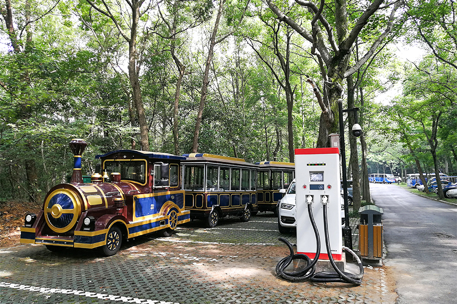 Kereta api persiaran tanpa landasan berskala besar yang elegan dengan 20 tempat duduk dalam gerabak tertutup