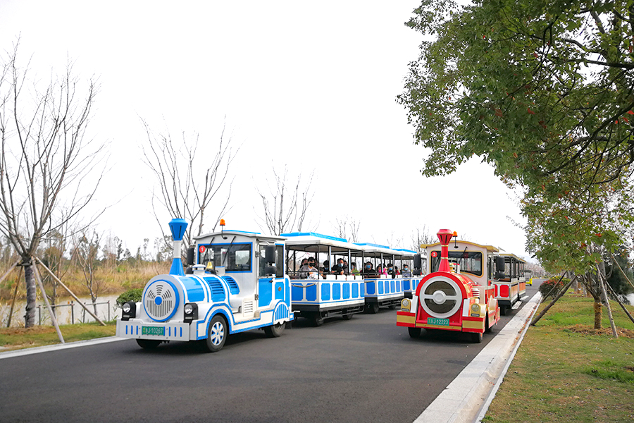 Kereta api persiaran besar tanpa landasan klasik dengan 20 tempat duduk separa tertutup